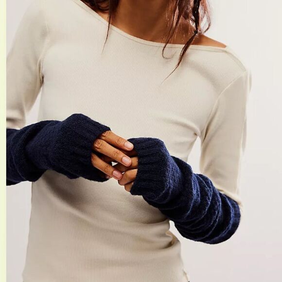 Free People Armour Knit Armwarmers, slouchy COLOR IS NAVY, one size, NWOT - Picture 1 of 6